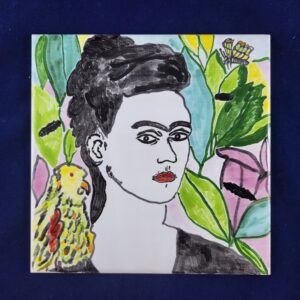 Frida w egzotycznym ogrodzie – kafelek w drewnianej ramie