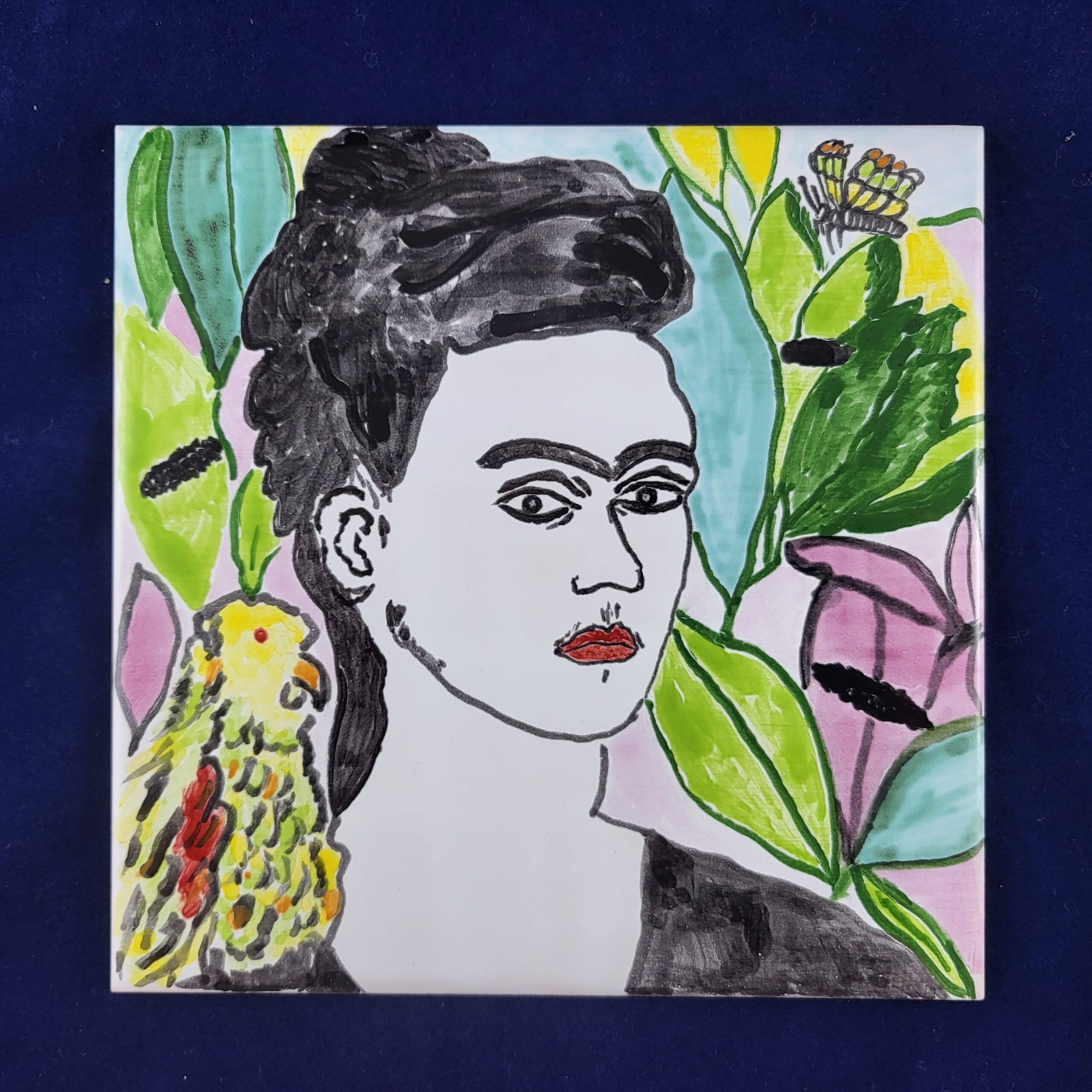 kafelek ceramiczny przedstawiający portret Fridy Kahlo na tle ogrodu