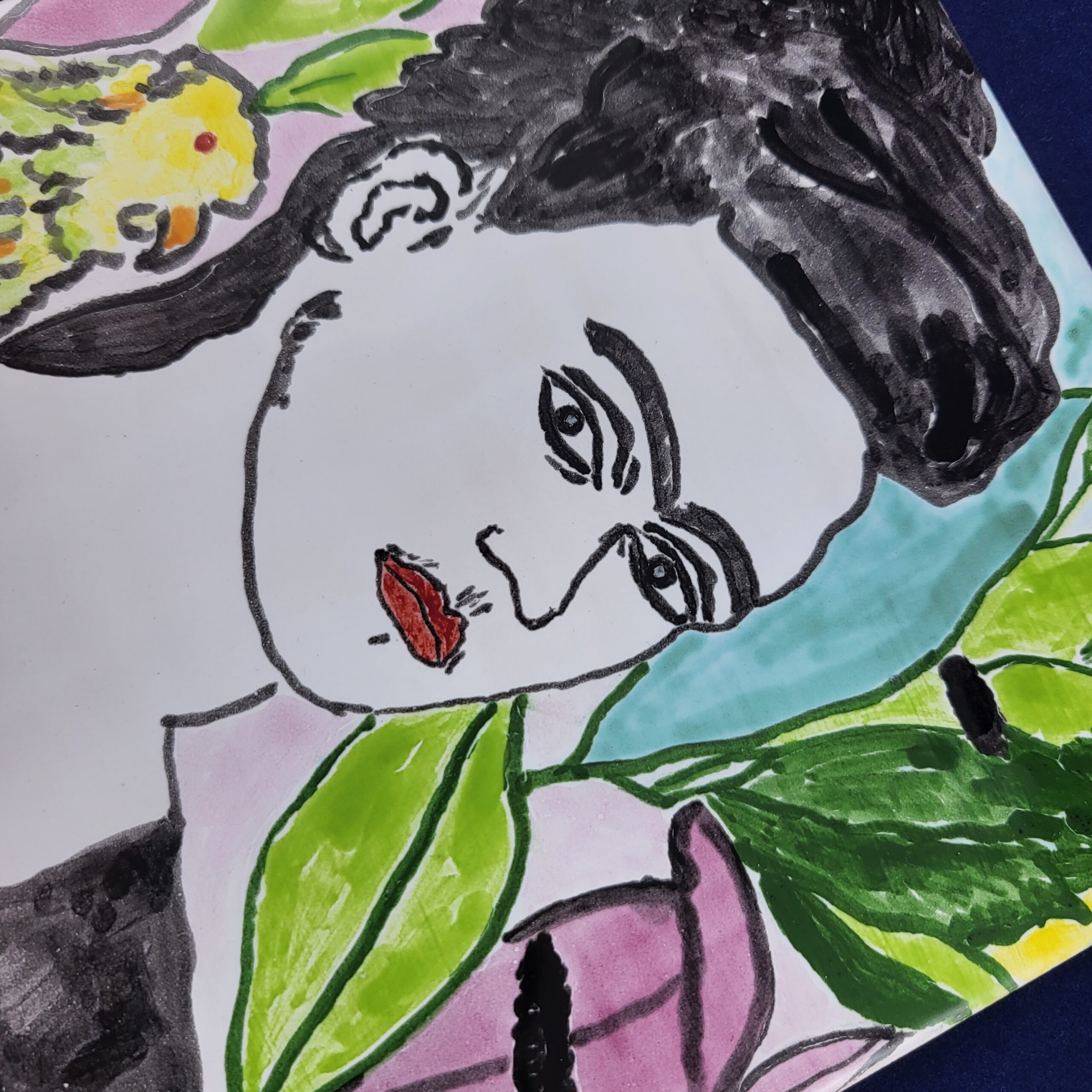 kafelek ceramiczny przedstawiający portret Fridy Kahlo na tle ogrodu