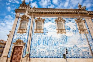 panel z płytek azulejos na ścianie kościoła
