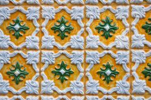 portugalskie azulejo relevado ze wzorem winorośli