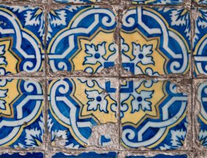 azulejos w typowym wzorem portugalskim